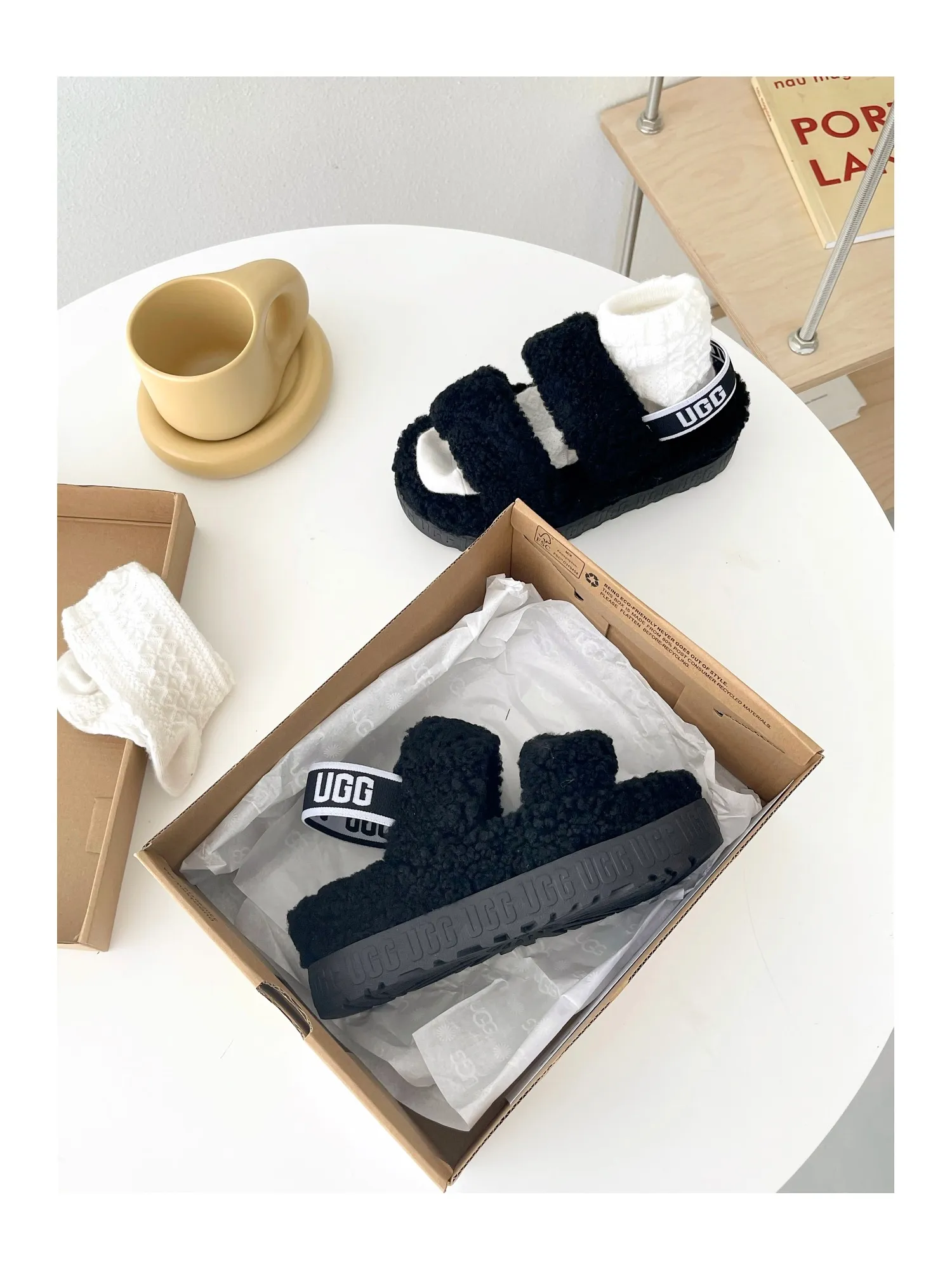 💰440 UGG sheepskin all-in-one snow boots 0876 new autumn and winter style Zhou Dongyu's same style furry slippers Product name: Ovlafita, Longfeng Teddy fur muffin bottom slippers, new at the counter simultaneously It is an upgraded version of the classic oh yeah sandals, the corrugated sheepskin material is used to make it more fashionable and cool, the heel strap is the highlight of the entire design, the muffin bottom visually increases, good news for small sisters, large quantities in stock Code number: 35-41 Color: white, gray, black, pink, army green, maroon